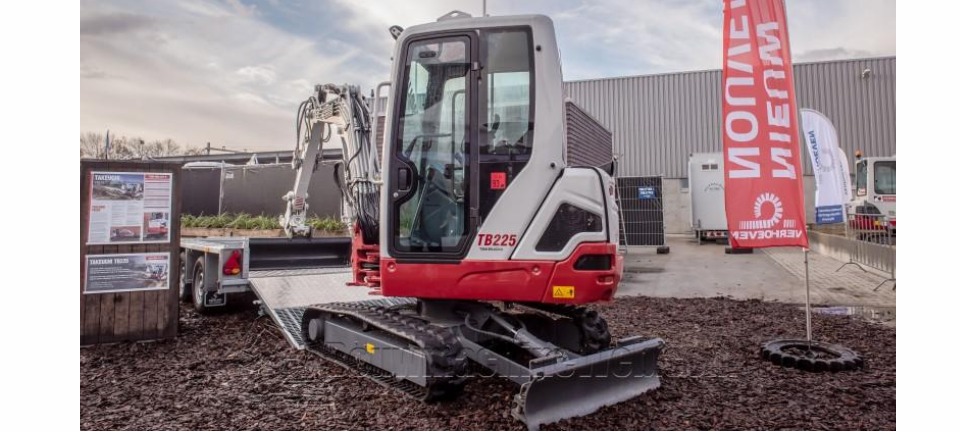 Mini pelle neuve TB 225